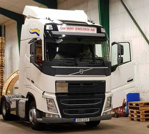 Vit dragbil Volvo FH med blå Kronetrailer "TIP" stulen i Landskrona